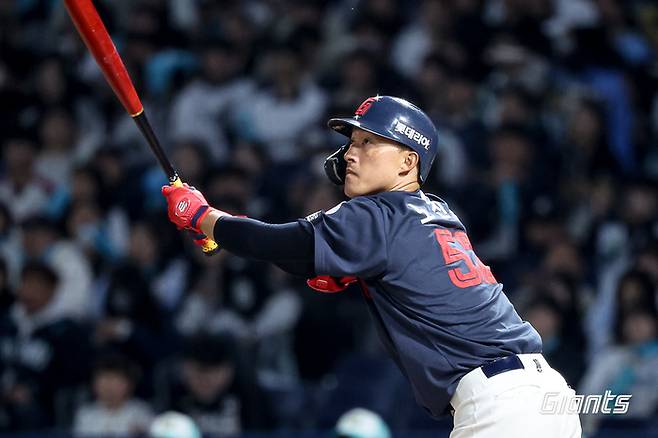 롯데 노진혁이 31일 창원NC파크에서 열린 2026 KBO리그 정규시즌 NC전에서 안타를 치고 있다. 사진 | 롯데 자이언츠