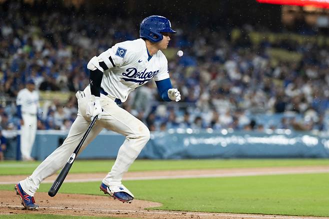 LA 다저스 오타니가 1일(한국시간) 미국 캘리포니아주 LA 다저 스타디움에서 열린 2026 메이저리그(ML) 정규시즌 클리블랜드전에서 7회말 안타를 때리고 있다. 사진 | LA=AP연합뉴스