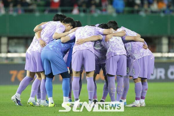 1일 오전 3시 45분(한국시간) 오스트리아 빈에 위치한 에른스트 하펠 슈타디온에서 열린 3월 A매치 오스트리아전에서 경기 시작 전 의지를 다지고 있는 한국 축구 대표팀. /사진=뉴시스(AP)