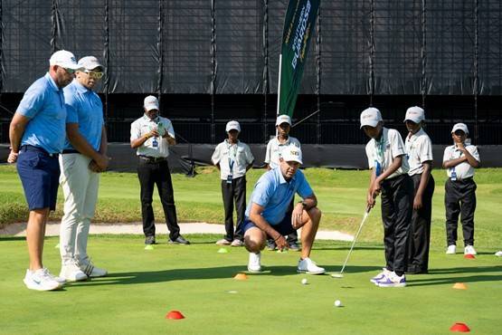 호주 애들레이드의 더 그레인지 골프 클럽(The Grange Golf Club)에서 진행된 '마이 골프(MyGolf, powered by Ripper GC)' 프로그램 참가자들이 골프 코스 내 생태계와 서식지를 배우기 위해 자연 탐방에 참여하고 있다. 해당 프로그램은 첫해 약 1만 7천 명의 참가자를 기록했으며, 2026년에는 추가로 4만 명의 참여를 목표로 하고 있다. /사진=LIV Golf