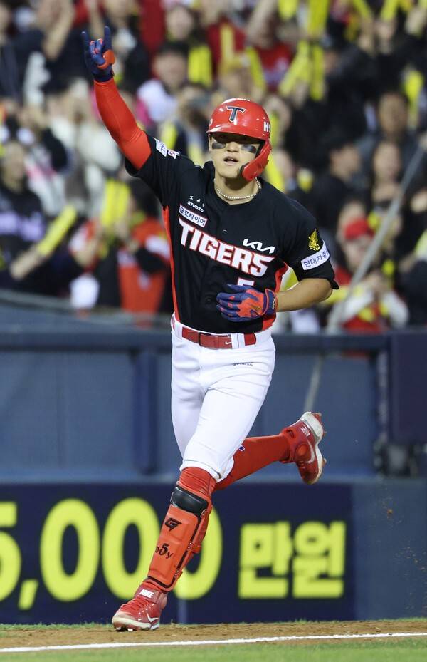 3월 31일 오후 서울 송파구 잠실야구장에서 열린 2026 KBO리그 KIA 타이거즈와 LG 트윈스의 경기, 2회초 2사 2루 KIA 김도영이 투런 홈런을 친 뒤 그라운드를 돌고 있다. /사진=뉴시스&nbsp;