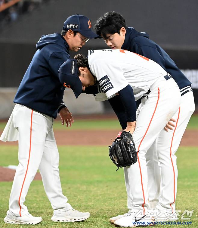 31일 대전한화생명볼파크에서 열린 KT와 한화의 경기. 3회초 무사 1,2루 한화 화이트가 KT 힐리어드의 땅볼타구때 1루 베이스 커버를 하다 부상을 당해 괴로워하고 있다. 화이트는 강재민과 교체됐다. 대전=허상욱 기자wook@sportschosun.com/2026.03.31/
