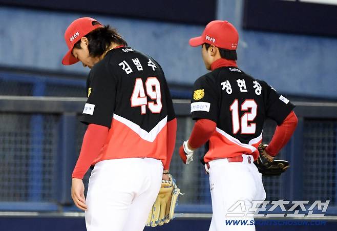 8회말 안타 하나 없이 삼자 범퇴 이닝을 만든 김범수는 안도의 한숨을 내쉬었다.