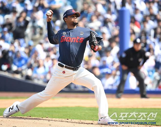 28일 대구 삼성라이온즈파크에서 열리는 삼성과 롯데의 개막전 경기. 선발 투구하고 있는 롯데 로드리게스. 대구=송정헌 기자songs@sportschosun.com/2026.03.28/