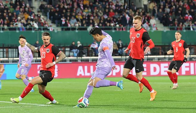 경기 초반 왼발슛 날리는 손흥민

    (빈[오스트리아]=연합뉴스) 최재구 기자 = 31일(현지시간) 오스트리아 빈 에른스트 하펠 스타디움에서 열린 한국 축구 국가대표팀과 오스트리아의 평가전에서 손흥민이 왼발슛을 날리고 있다. 2026.4.1

    jjaeck9@yna.co.kr

(끝)





<저작권자(c) 연합뉴스, 무단 전재-재배포, AI 학습 및 활용 금지>