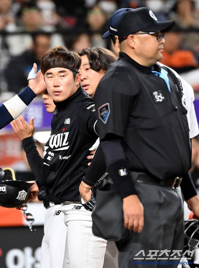 5회초 1사 2루 KT 허경민이 한화 엄상백의 투구를 머리에 맞았다. 허경민이 사과하는 엄상백에게 괜찮다는 인사를 하고 있다. 대전=허상욱 기자