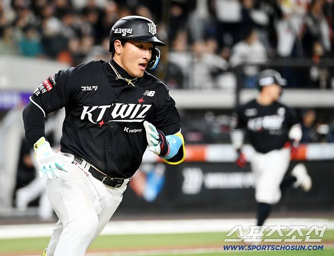 31일 대전한화생명볼파크에서 열린 KT와 한화의 경기. 7회초 2사 만루 KT 안현민이 2타점 2루타를 치고 질주하고 있다. 대전=허상욱 기자wook@sportschosun.com/2026.03.31/