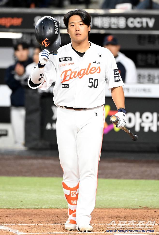 31일 대전한화생명볼파크에서 열린 KT와 한화의 경기. 한화 강백호가 2회말 타석에 들어서기 전 3루 관중석의 KT 팬들을 향해 인사하고 있다. 대전=허상욱 기자wook@sportschosun.com/2026.03.31/