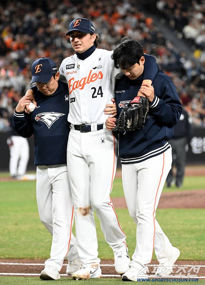 31일 대전한화생명볼파크에서 열린 KT와 한화의 경기. 3회초 무사 1,2루 한화 화이트가 KT 힐리어드의 땅볼때 1루 베이스 커버를 하다 부상을 당해 부축을 받고 있다. 화이트는 강재민과 교체됐다. 대전=허상욱 기자wook@sportschosun.com/2026.03.31/