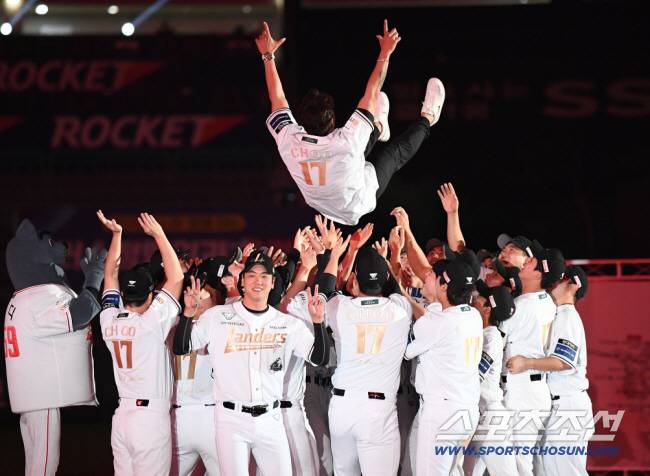 14일 인천 SSG랜더스필드에서 롯데-SSG전 종료 후 추신수의 은퇴식이 열렸다. 선수들이 추신수를 헹가래치고 있다. 인천=정재근 기자 cjg@sportschosun.com/2025.6.14/