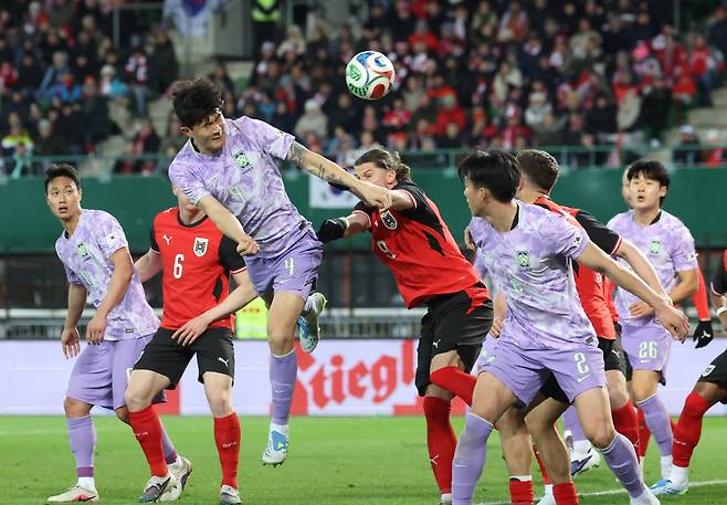 헤딩슛 시도하는 김민재

    (빈[오스트리아]=연합뉴스) 최재구 기자 = 31일(현지시간) 오스트리아 빈 에른스트 하펠 스타디움에서 열린 한국 축구 국가대표팀과 오스트리아의 평가전에서 김민재가 오스트리아 문전에서 헤딩슛을 시도하고 있다. 2026.4.1

    jjaeck9@yna.co.kr

(끝)





<저작권자(c) 연합뉴스, 무단 전재-재배포, AI 학습 및 활용 금지>