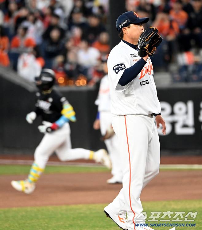 1일 대전한화생명볼파크에서 열린 KT와 한화의 경기. 1회초 한화 류현진이 KT 안현민에 선제 솔로홈런을 허용하며 아쉬워하고 있다. 대전=허상욱 기자wook@sportschosun.com/2026.04.01/