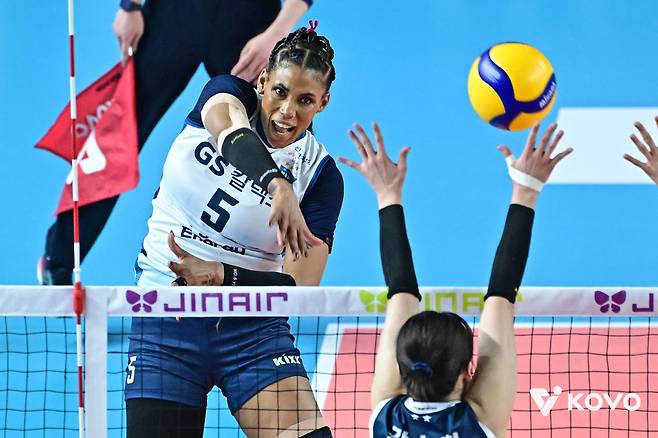 스파이크 하는 GS칼텍스 지젤 실바