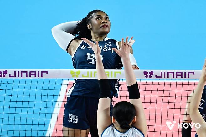 공격하는 도로공사 모마.