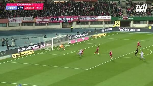 전반전 결정적 기회를 놓친 손흥민. ⓒtvN