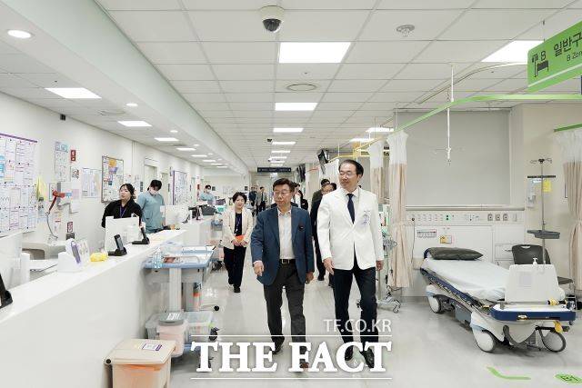 신상진 성남시장(왼쪽)이 3월 31일 오후 성남시의료원을 방문해 병원시설을 살펴보고 있다. /성남시