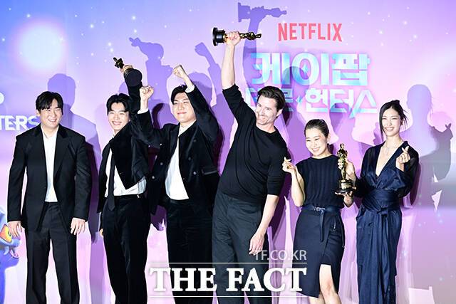 1일 오후 서울 용산구 CGV에서 열린 '케이팝 데몬 헌터스' 아카데미 수상 기념 기자간담회에서 작곡가 남희동, 이유한, 곽중규, 크리스 애플한스, 매기 강 감독, 가수 겸 작곡가 이재(왼쪽부터)가 포즈를 취하고 있다. /남윤호 기자