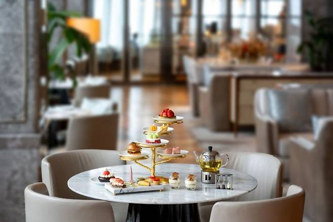 시그니엘서울 79층 라운지에서 연말까지 상시 판매하는 애프터티눈세트. 차 또는 커피와 샴페인이 포함돼있다. 롯데호텔앤리조트