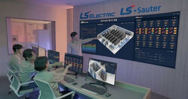 LS일렉트릭은 자회사인 LS사우타와 AI 기반 지능형 공조제어 시스템 구축을 완료하고 사업 확대에 나섰다고 1일 밝혔다. 사진은 AI 기반 데이터센터 공조관리 솔루션 상황실에서 근무자들이 모니터링하고 있는 모습. LS일렉트릭