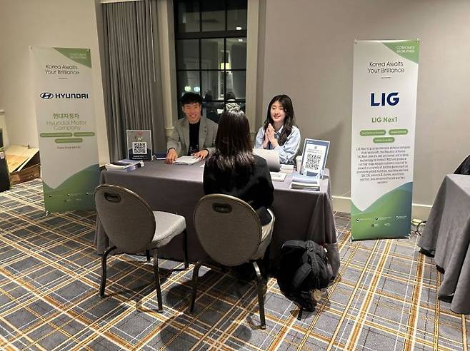 현대차 관계자들이 지난달 31일 미국 보스턴에서 열린 인재유치 행사 중 상담을 하고 있다. 사진=NST