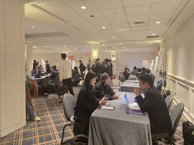 지난달 31일(현지시간) 미국 보스턴 힐튼 파크 플라자에서 열린 ‘2026 해외 인재 유치 로드쇼’에서 현지 STEM 인재들이 국내 기업·연구기관 관계자들과 1대1 커리어 컨설팅을 진행하고 있다. 한국과학창의재단 제공