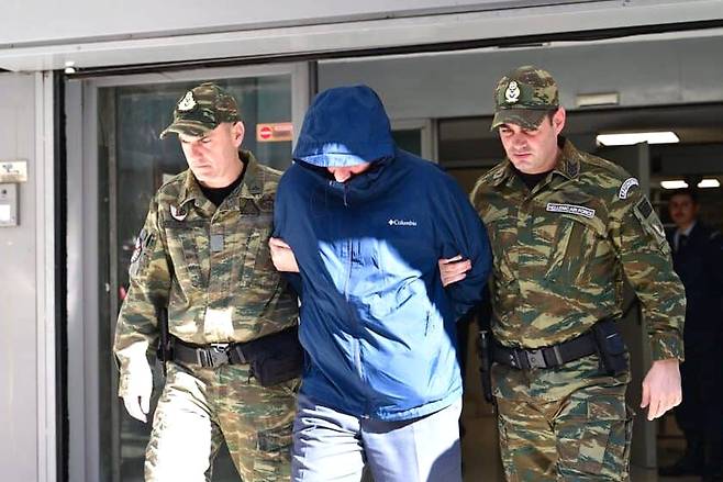 돈을 받고 나토와 그리스 공군의 기밀 문건을 중국 정보기관에 넘긴 혐의를 받는 그리스 공군 대령 크리스토스 플레사스가 지난 2월5일 그리스 국가정보국에 체포돼 압송되고 있다. /Greek City Times