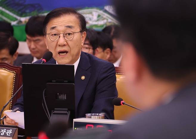 김윤덕 국토교통부 장관이 1일 오후 서울 영등포구 국회에서 열린 국토교통위원회 전체회의에서 의원 질의에 답변하고 있다. /뉴시스