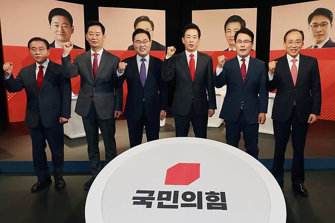 30일 오후 대구 수성구 TBC에서 열린 '국민의힘 대구시장 경선 후보 1차 비전 토론회'에서 윤재옥·최은석·홍석준·유영하·이재만·추경호 후보(왼쪽부터)가 포즈를 취하고 있다. /뉴스1