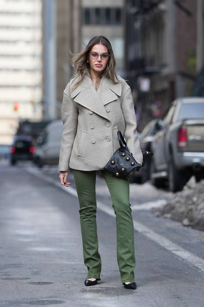 컬러 데님 코디법 7가지 | Edward Berthelot//Getty Images