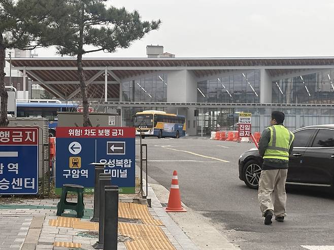 1일 오전 대전 유성복합터미널 앞 도로 위에서 안전요원이 일반 차량 주차 안내를 하고 있다. 최다인 기자