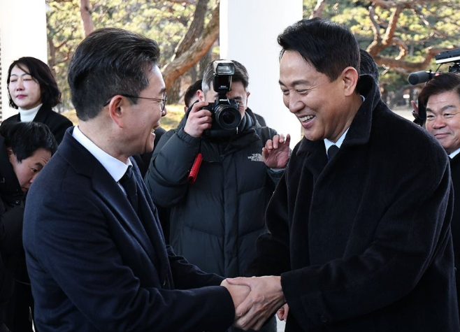 오세훈 서울시장(오른쪽)과 정원오 성동구청장이 새해 첫날인 지난 1월1일 서울 동작구 국립서울현충원에서 현충탑에 참배를 마친 뒤 인사하고 있다.ⓒ연합뉴스