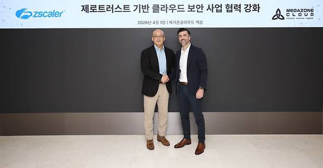 1일 서울 역삼동 메가존클라우드 연락사무소에서 메가존클라우드 염동훈 대표(왼쪽)와 지스케일러 아태지역 채널 & 얼라이언스 부사장 포아드 파로크니아가 파트너십 체결 후 기념촬영을 하고 있다.ⓒ메가존클라우드