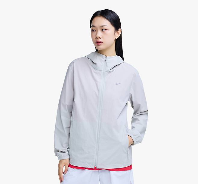 봄철 러닝 등 야외 활동 수요를 겨냥해 스포츠 브랜드 및 유통업계가 경량 의류 신제품을 출시했다. 프로스펙스의 ‘유니 윈드플로우 러닝 자켓’. 각 사 제공