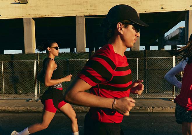 봄철 러닝 등 야외 활동 수요를 겨냥해 스포츠 브랜드 및 유통업계가 경량 의류 신제품을 출시했다. 룰루레몬의 ‘스위프틀리 테크 크롭 숏슬리브 셔츠 2.0 스트라이프’. 각 사 제공