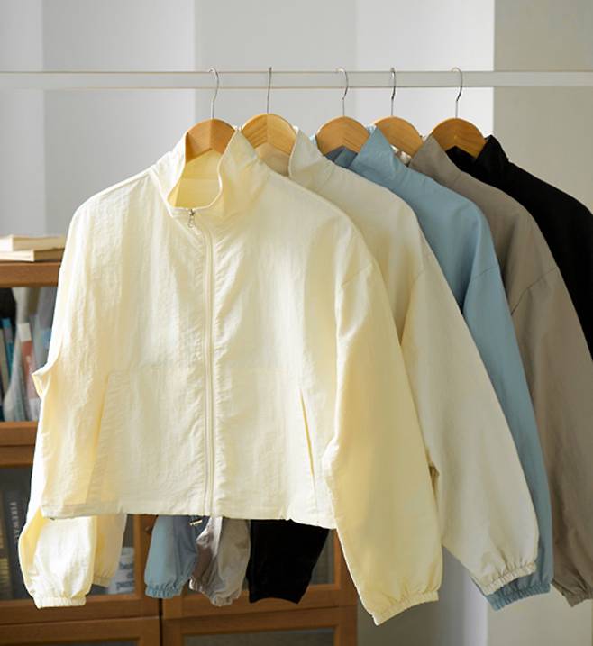 봄철 러닝 등 야외 활동 수요를 겨냥해 스포츠 브랜드 및 유통업계가 경량 의류 신제품을 출시했다. 다이소의 ‘여성용 나일론 크롭 바람막이’. 각 사 제공