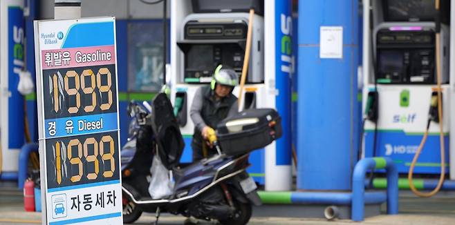 2차 석유 최고가격제 시행 나흘째인 30일 서울 휘발유 가격이 리터당 1900원을 돌파한 가운데 서울 시내 한 주유소에 유가 정보가 표시돼 있다.  한국석유공사의 유가정보시스템을 보면 오늘(30일) 오후 1시 기준 서울 주유소의 평균 리터당 휘발유 가격은 1,930.55원으로 어제보다 16.09원 올랐다. 서울 경윳값은 하루 만에 13.29원 오른 1,907.39원을 기록하며 휘발윳값에 이어 1,900원을 돌파했다. 2026.03.30 뉴시스