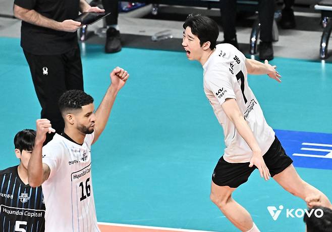 현대캐피탈이 29일 서울 장충체육관에서 열린 진에어 2025~2026시즌 V리그 남자부 PO 2차전에서 우리카드를 세트 점수 3-2로 꺾고 챔피언결정전에 진출했다. 현대캐피탈 레오와 허수봉이 득점 후 환호하고 있다. (사진=KOVO 제공) 2026.03.29 뉴시스
