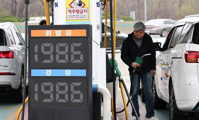 1일 한국석유공사 유가정보시스템 오피넷에 따르면 이날 오후 12시 30분 기준 전국 휘발유 평균 가격은 전날보다 12.72원 오른 1907.68원으로 집계됐다. 전국 휘발유 평균 가격이 1900원을 다시 넘어선 것은 1차 석유 최고 가격제 시행 전인 지난 달 12일 이후 20일 만이자 2차 최고가격제를 시행한 지 6일만이다.  사진은 이날 오후 서울 서초구 만남의광장 주유소의 모습. 2026.4.1/뉴스1