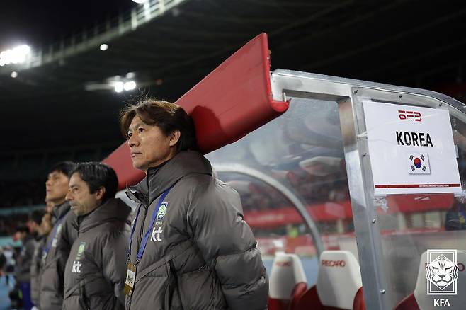 31일(현지 시간) 오스트리아 빈 에른스트 하펠 스타디움에서 열린 한국 축구 국가대표팀과 오스트리아의 평가전에서 홍명보 감독이 경기를 지켜보고 있다. 한국은 이날 경기에서 0-1로 패했다. 2026.04.01 사진=대한축구협회 제공