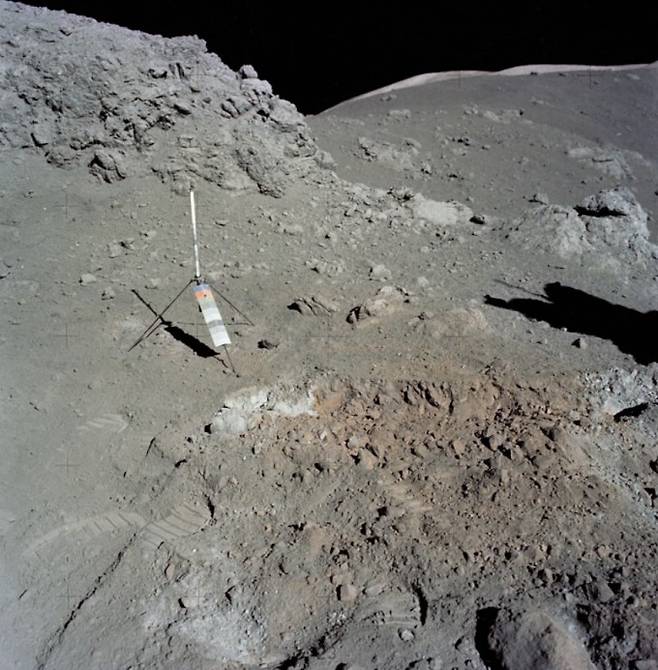 1972년 아폴로 17호 우주비행사들이 달 표면에서 발견한 주황빛 토양. 고대 화산 분출로 생성된 유리 구슬로 밝혀졌다. NASA 제공