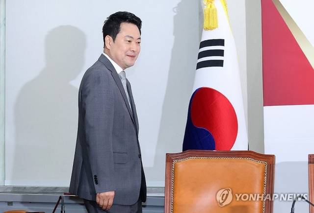 국민의힘 장동혁 대표가 1일 국회에서 열린 정책공모전 '국민의 아이디어, 정책이 됩니다' 시상식에 참석하고 있다. 연합뉴스