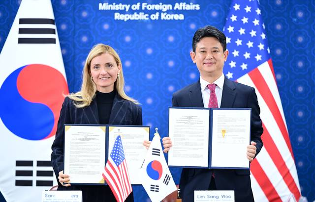 임상우 외교부 공공외교대사가 1일 서울에서 사라 로저스(왼쪽) 미국 국무부 공공외교 담당 차관과 제2차 한미 공공외교 협의를 개최하며 협력각서를 들고 기념 촬영하고 있다.[외교부 제공·연합뉴스 사진]