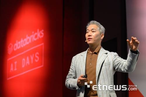 [사진자료_2] 강형준 데이터브릭스 코리아 대표 겸 지사장이 1일 열린 'AI Days Seoul'에서 사업 전략을 발표하고 있다.
