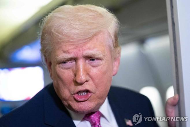 에어포스원에서 기자들 질문에 답하는 도널드 트럼프 미국 대통령. 연합뉴스