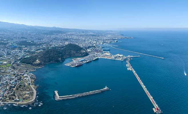 제주지역 해양 물류, 크루즈산업의 중심인 제주항 전경. 제주형 MRO를 민간 산업으로 키울려면 전문 인력 확보와 부품·장비 공급망 구축, 항만 인프라 보강, 기업 유치, 제도 정비가 함께 따라야 한다. /사진=뉴시스