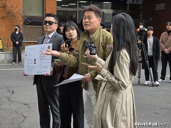 1일 오전 한국사 강사 출신 유튜버 전한길씨가 서울경찰청 광역범죄수사대 조사에 출석하기 전 기자회견을 열고 있다. 사진=박성현 기자