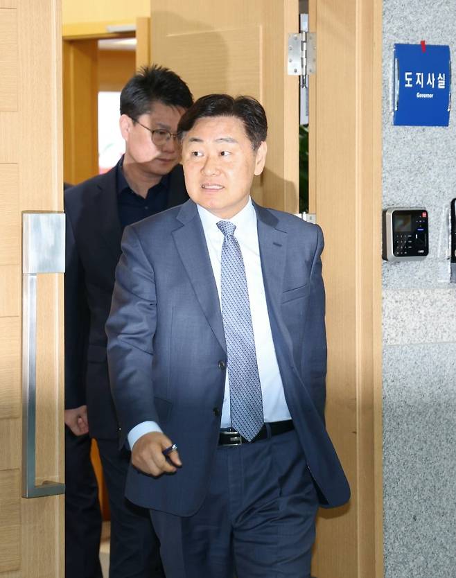 김관영 전북특별자치도지사가 1일 전북 전주시 전북특별자치도청에서 취재진의 돈 봉투 살포 의혹 관련 질의에 답변을 하기위해 도지사실을 나서고 있다. 뉴스1