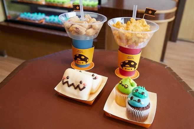 '메이플 아일랜드'는 롤러코스터를 포함한 어트랙션 4종과 굿즈샵, 테마 식음료를 결합한 '플레이형 공간'이다. 넥슨 제공