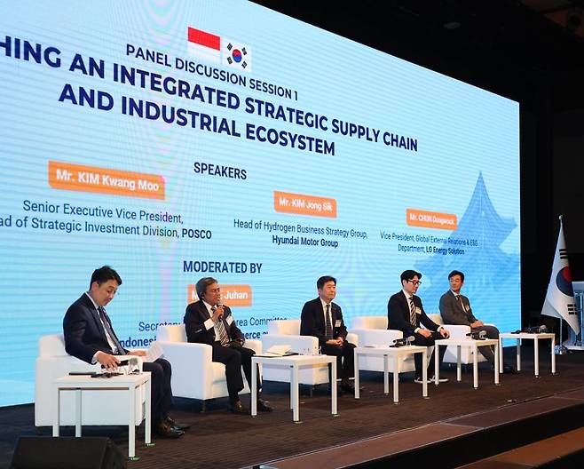 누흘 이흐완 투자전방산업부 차관(왼쪽 두번째)이 1일 서울 중구 신라호텔 다이너스티홀에서 '공급망 및 산업 생태계 구축' 토론세션에 참석해 발언하고 있다. 대한상공회의소 제공