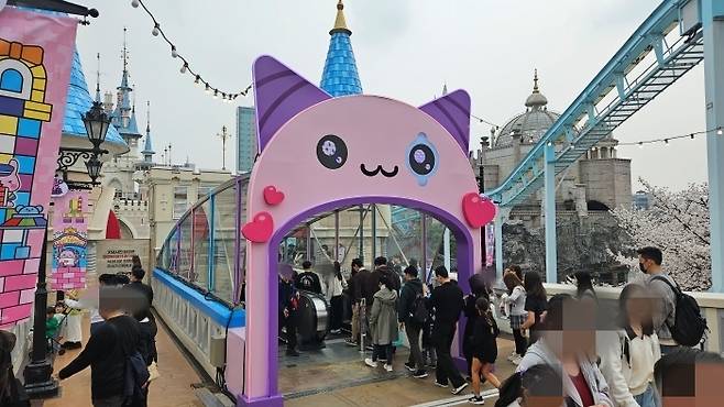 매직 아일랜드 입구는 메이플스토리 핑크빈이 차지했다.